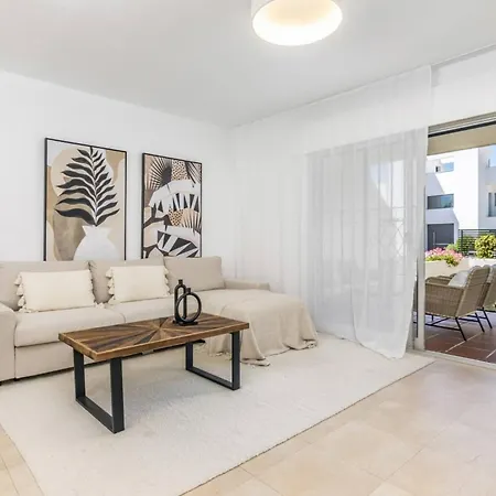 Garden 48 Walking Distance Puerto Banus شقة