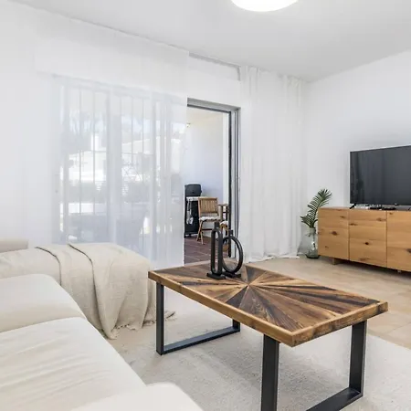 Garden 48 Walking Distance Puerto Banus شقة