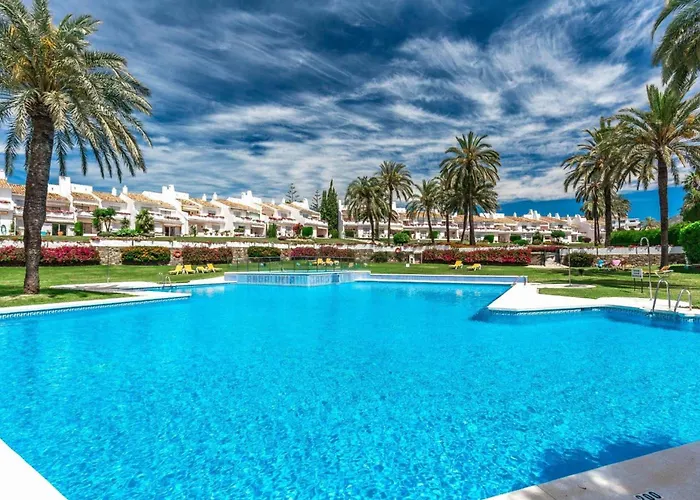 Garden 48 Walking Distance Puerto Banus アパート